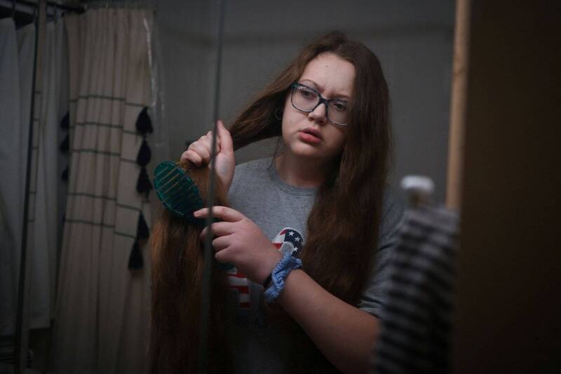 女性梳头发，示意图，与新闻事件无关。（路透）