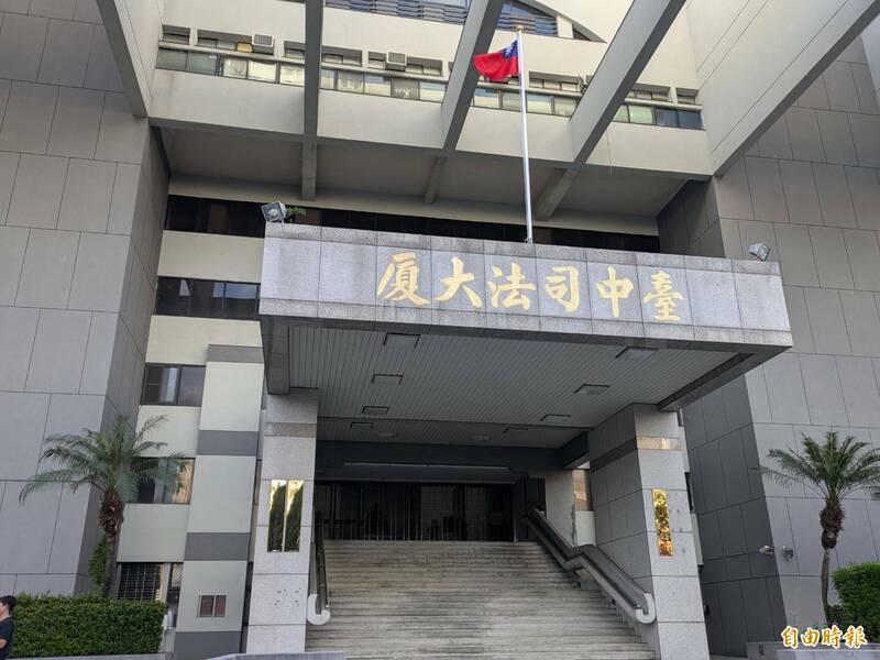 拍攝歌手蔡依林音樂MV「戀我癖」的謝姓導演，被控告性侵害，台中地院判刑3年8月。（記者張瑞楨攝）