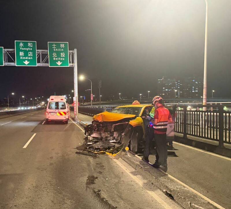 計程車在華江橋失控自撞。（記者劉慶侯翻攝）