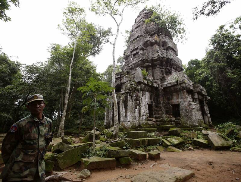 2015年,柬埔寨士兵驻守在泰柬边境的塔桂寺(Ta Kwai temple)。(欧新社) 2015年,柬埔寨士兵驻守在泰柬边境的塔桂寺(Ta Kwai temple)。(欧新社)