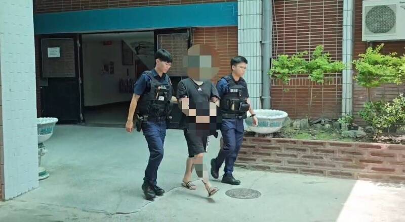 花蓮縣吉安鄉蔡姓男子(中)持刀劃傷同居女友手、腳,被警方當場逮捕。(吉安警分局提供) 花蓮縣吉安鄉蔡姓男子(中)持刀劃傷同居女友手、腳,被警方當場逮捕。(吉安警分局提供)