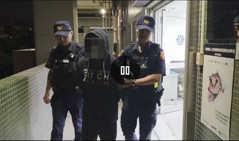 黃男(中)在台中豐原火車站售票大廳砍傷前女友母女,被中檢依殺人未遂罪起訴。(警方提供) 黃男(中)在台中豐原火車站售票大廳砍傷前女友母女,被中檢依殺人未遂罪起訴。(警方提供)