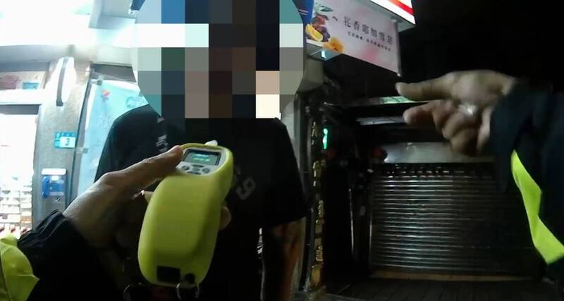 吳男拒絕酒測被警方開罰單後，扣車處分。（記者吳升儒翻攝）