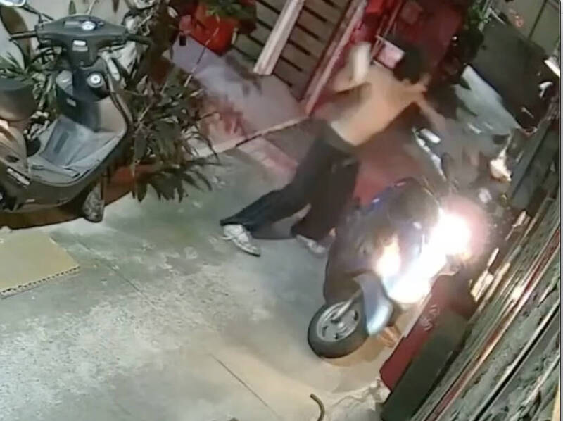 半裸男随机拦车推倒后，挥拳殴打妇女，甚至拿著大铁罐砸头部。（记者蔡淑媛翻摄）