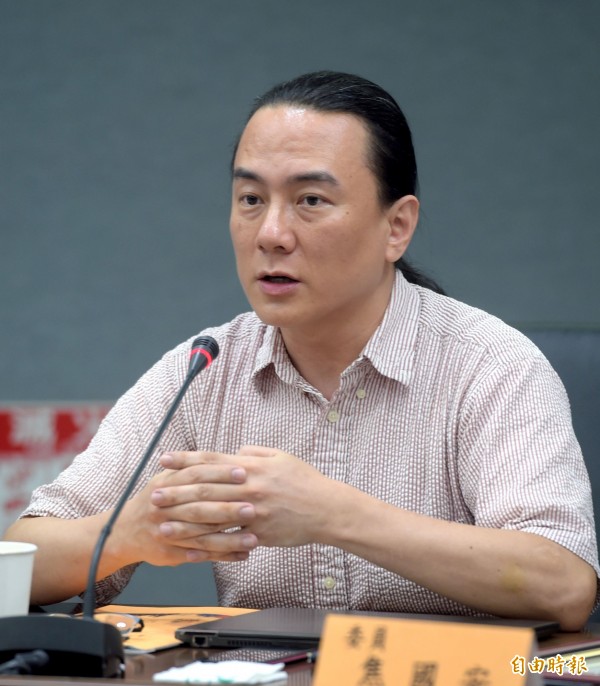 對於張景森提出賣場調節營業時間的想法，翟本喬認為現有科技已能針對人數來調整溫度。（資料照，記者王敏為攝）